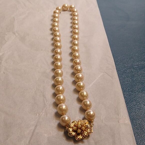 Vintage Vendome Floral Clasp Cream Pearl Knotted Necklace Cottagecore - Picture 5 of 10